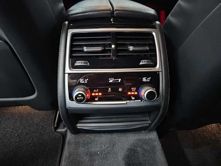 BMW 7-Series — photo 13