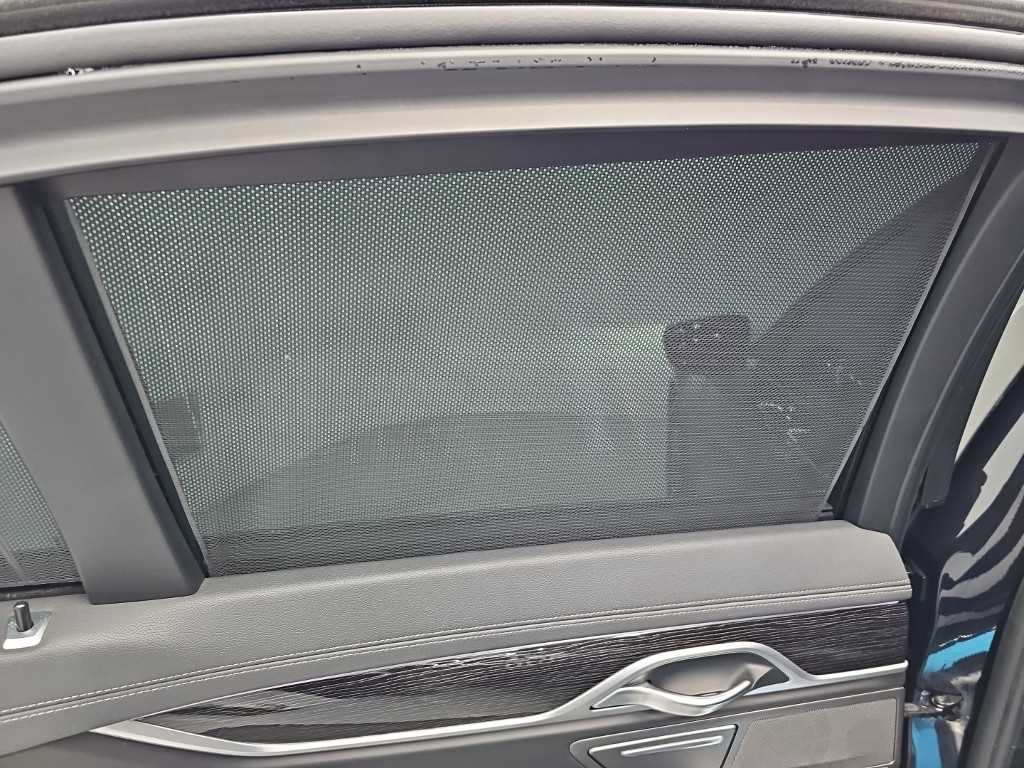 BMW 7-Series — photo 14