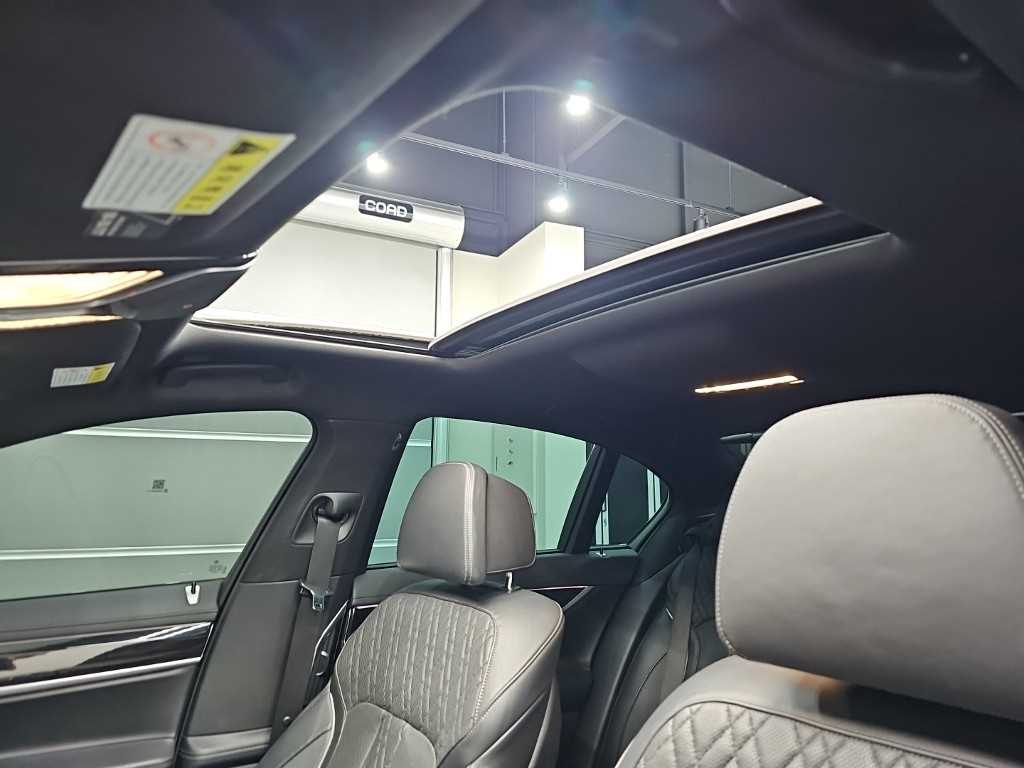 BMW 7-Series — photo 15