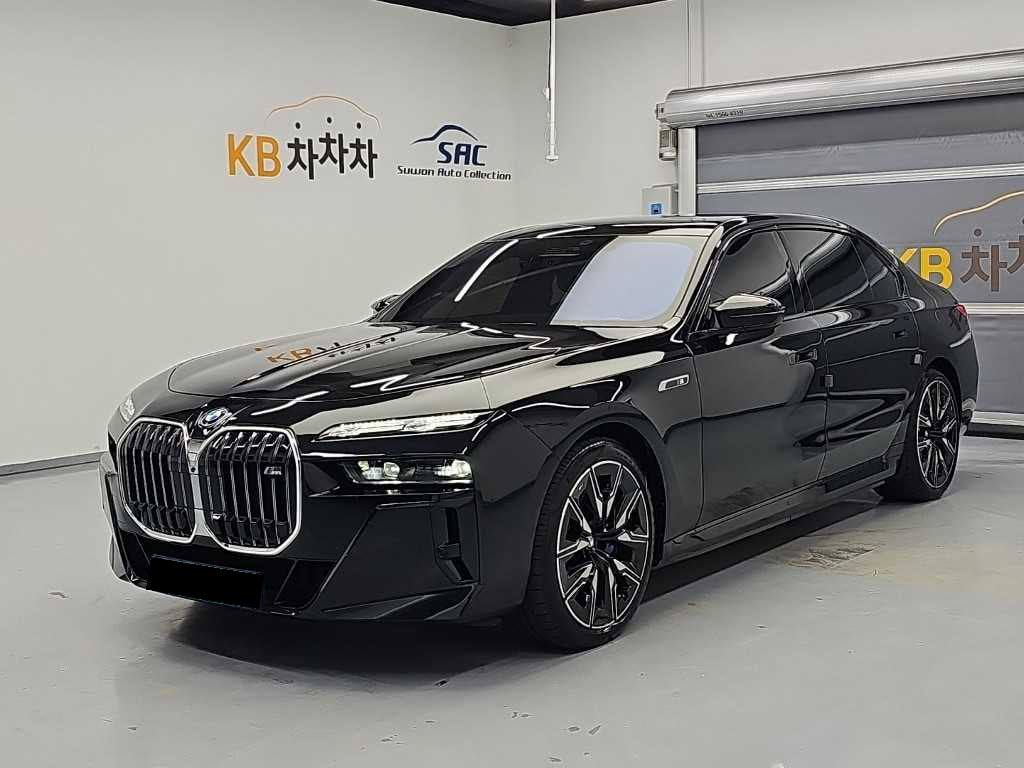 BMW i7 — photo 01