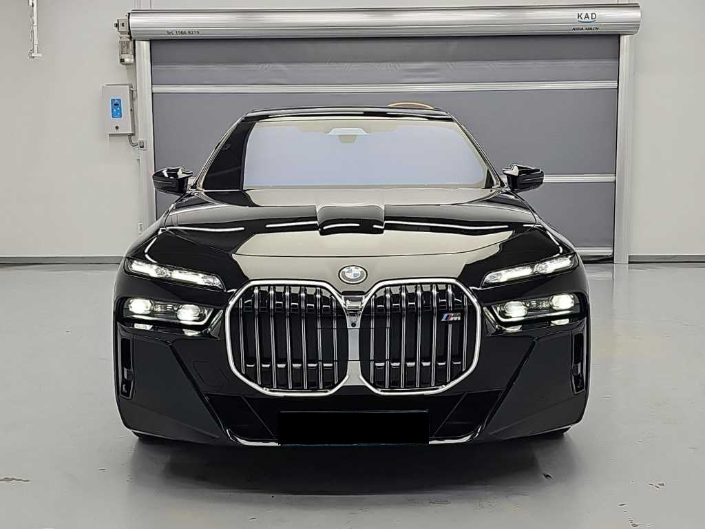 BMW i7 — photo 02