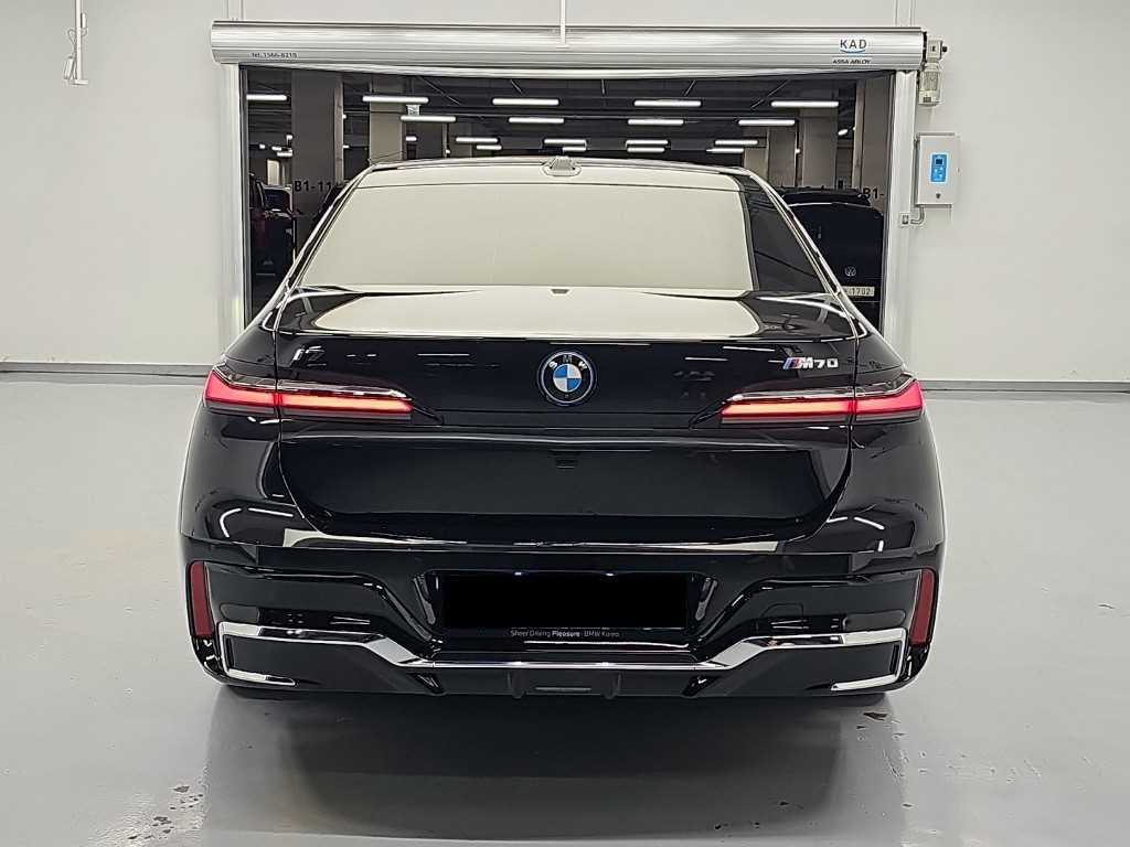 BMW i7 — photo 03