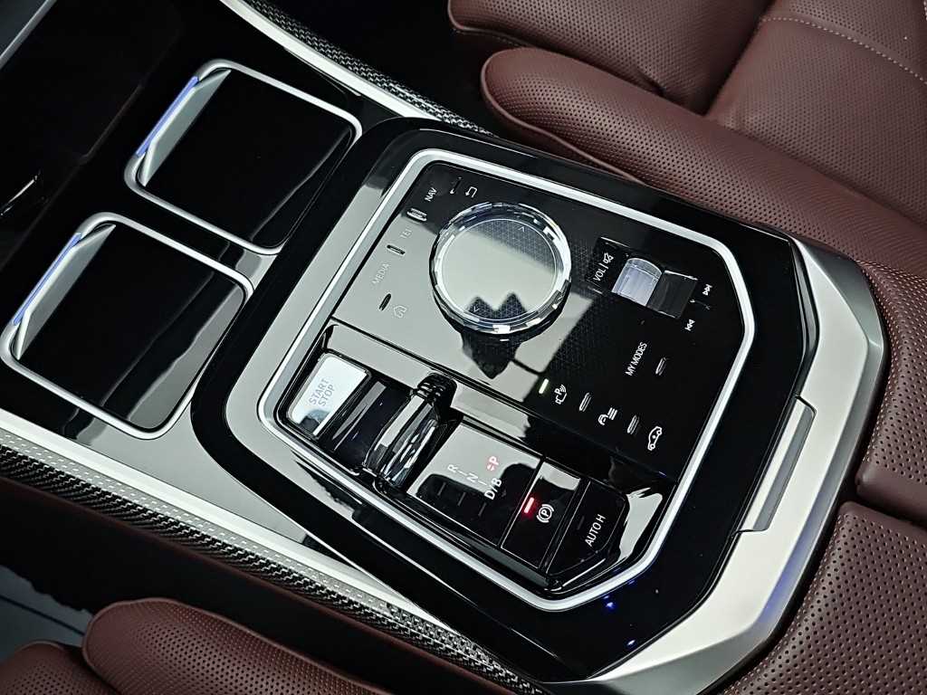 BMW i7 — photo 08