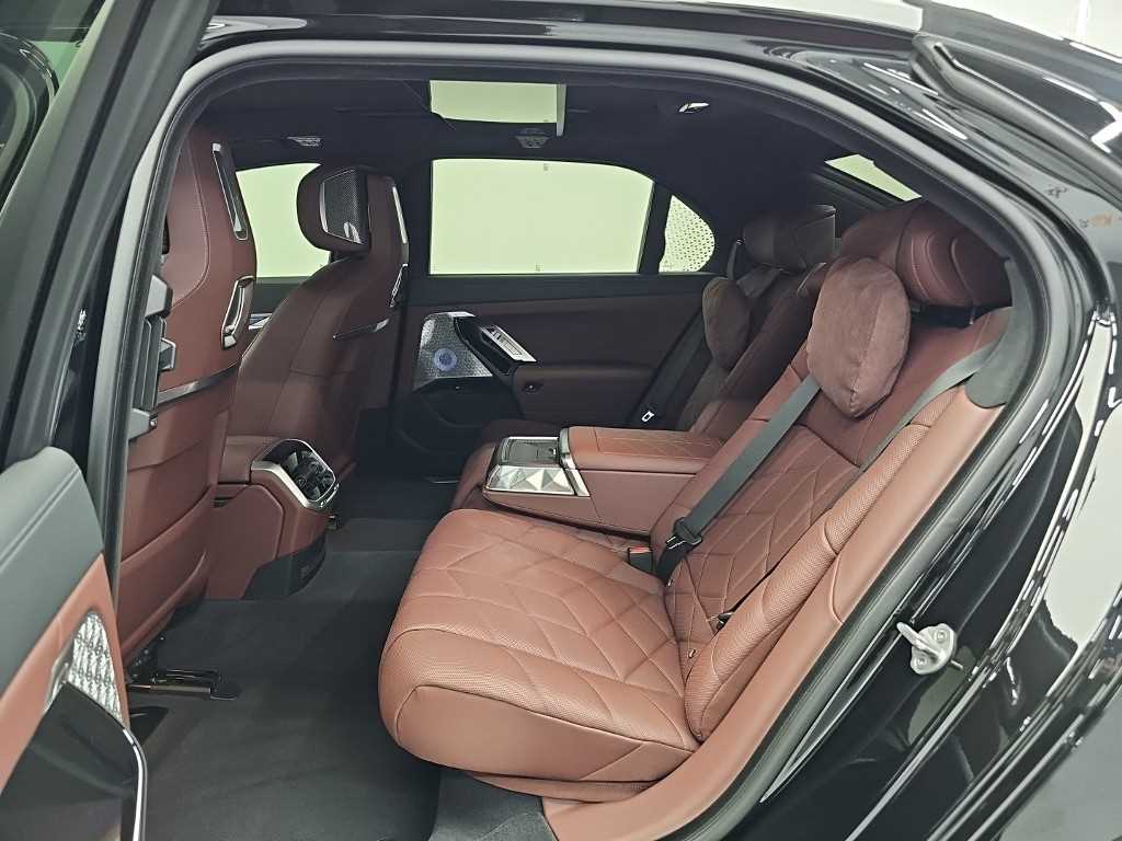 BMW i7 — photo 12