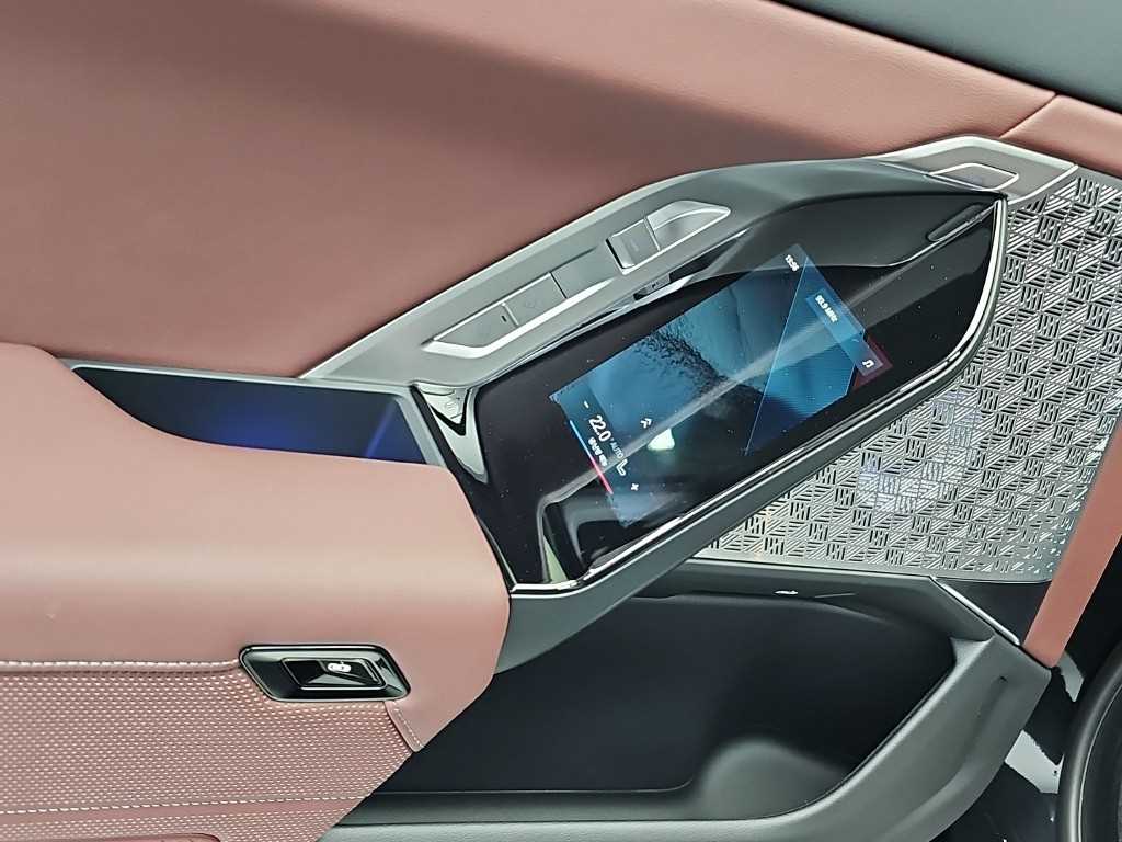 BMW i7 — photo 15