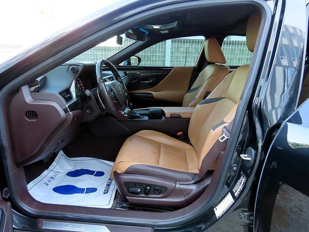 Lexus ES — photo 05