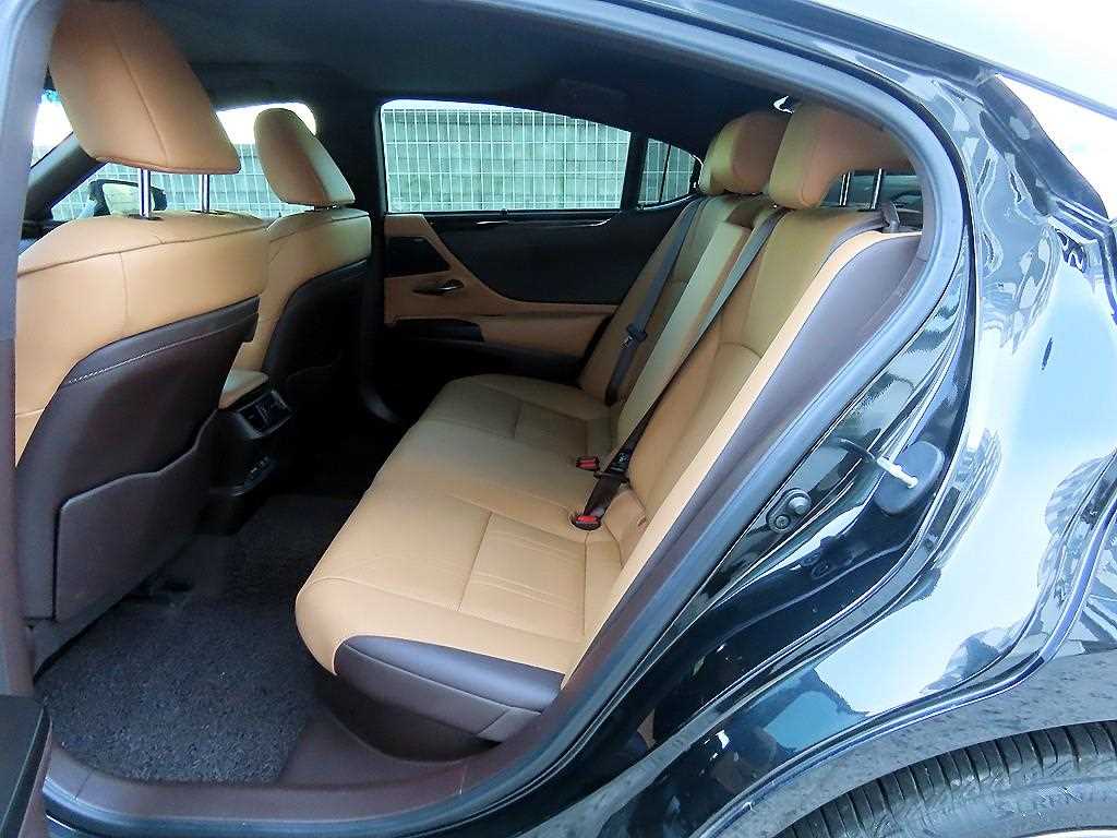 Lexus ES — photo 06