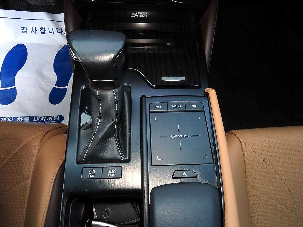 Lexus ES — photo 12