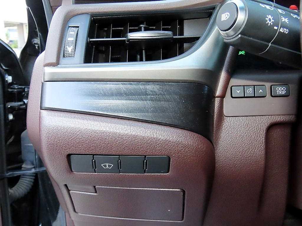 Lexus ES — photo 13