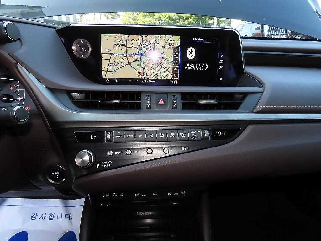 Lexus ES — photo 14