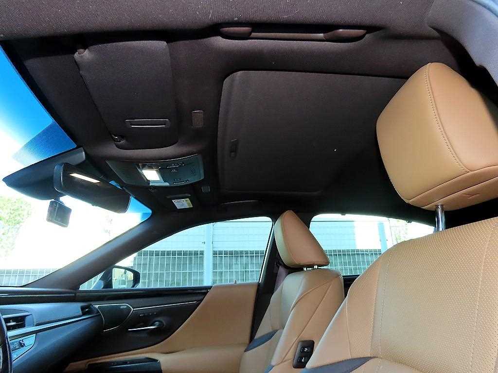 Lexus ES — photo 16