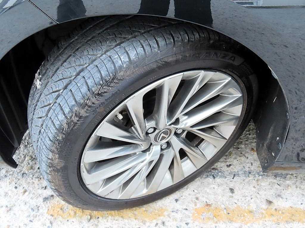 Lexus ES — photo 20