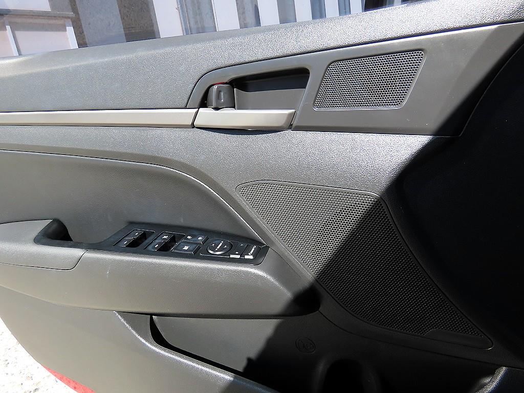 Hyundai AVANTE — photo 11