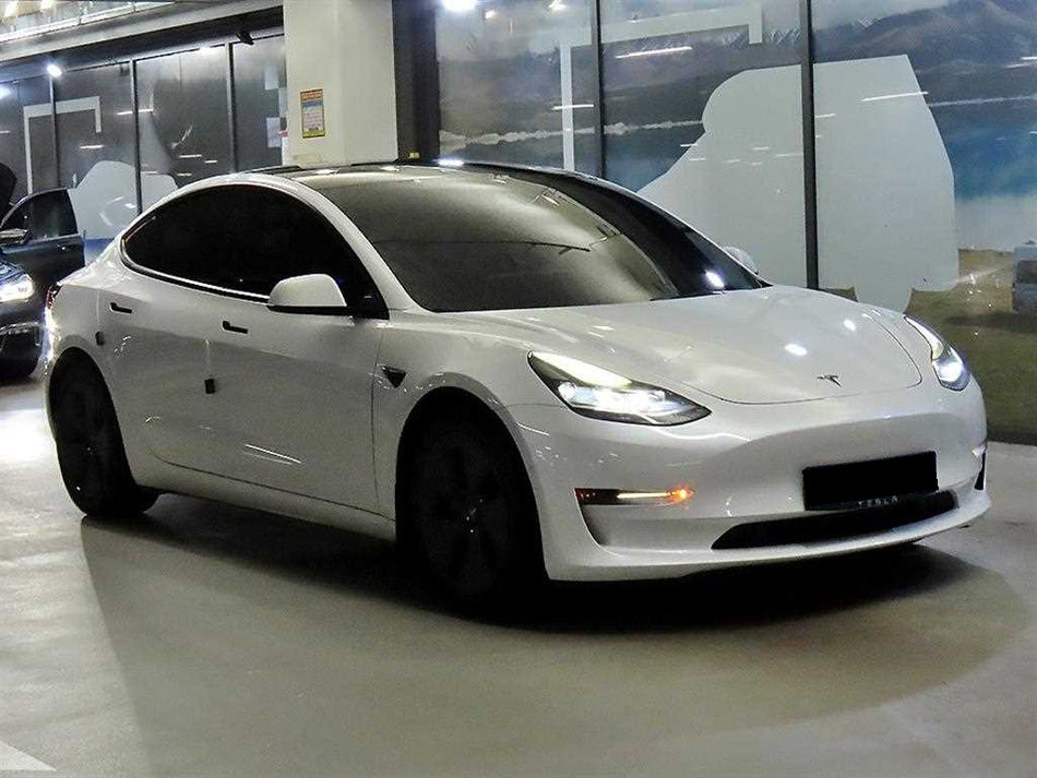 Tesla Model 3 — photo 01
