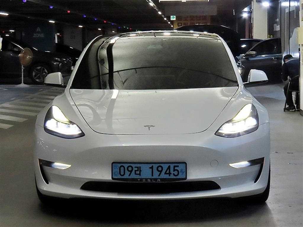 Tesla Model 3 — photo 02