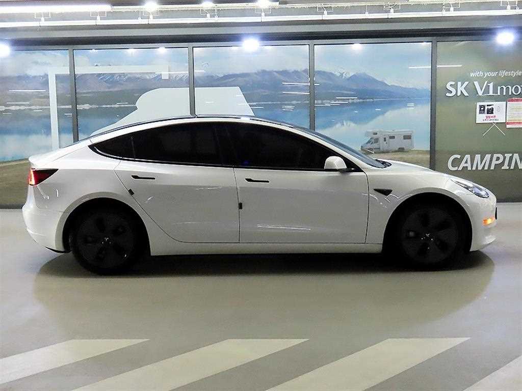 Tesla Model 3 — photo 03