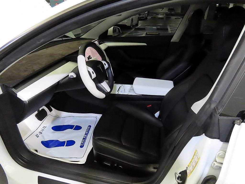 Tesla Model 3 — photo 06
