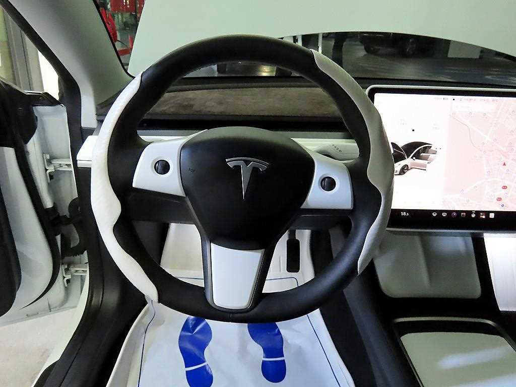 Tesla Model 3 — photo 08