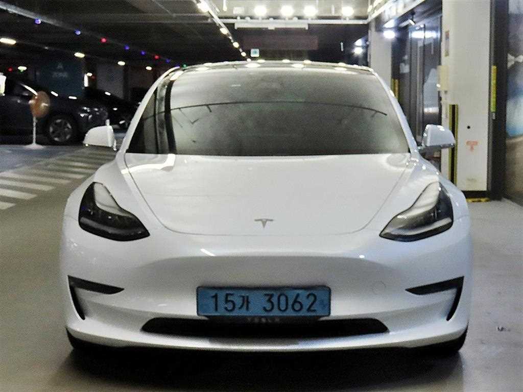 Tesla Model 3 — photo 02