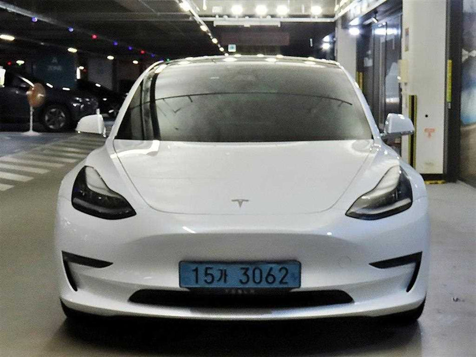 Tesla Model 3 — photo 02