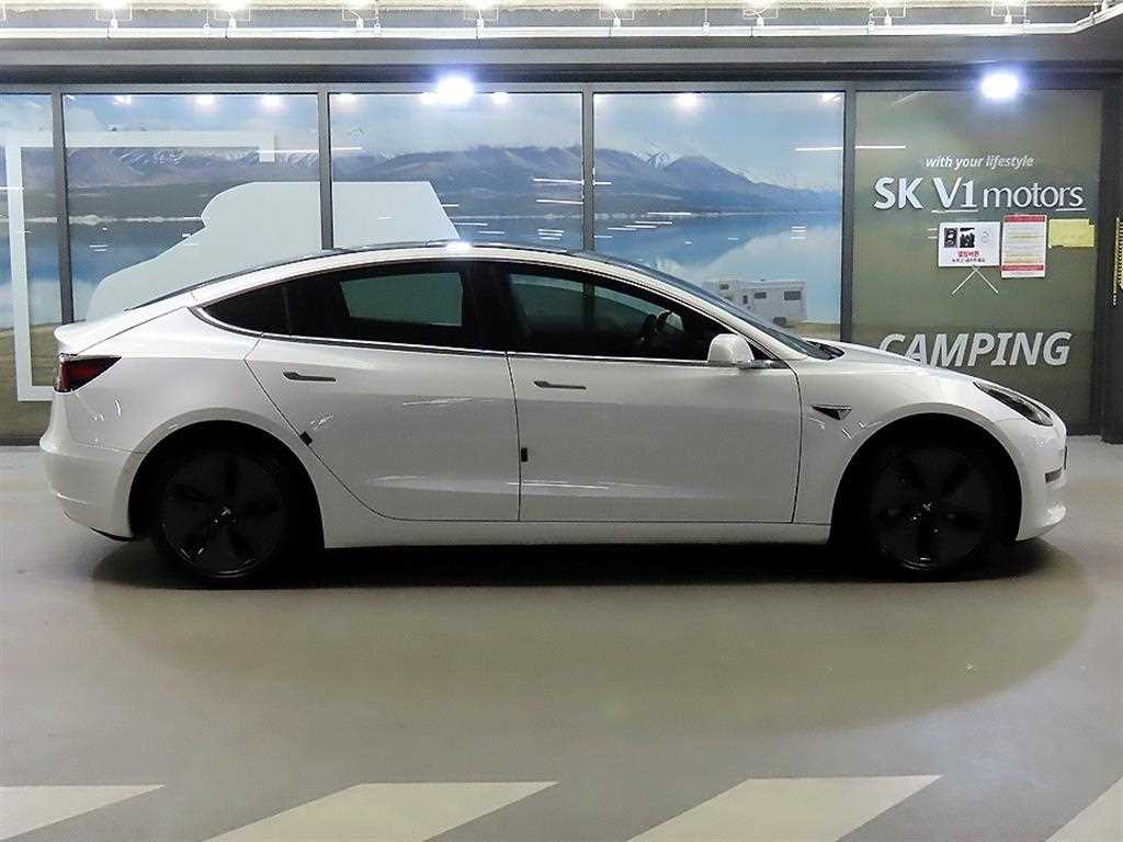 Tesla Model 3 — photo 03