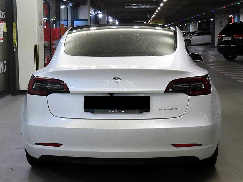 Tesla Model 3 — photo 05