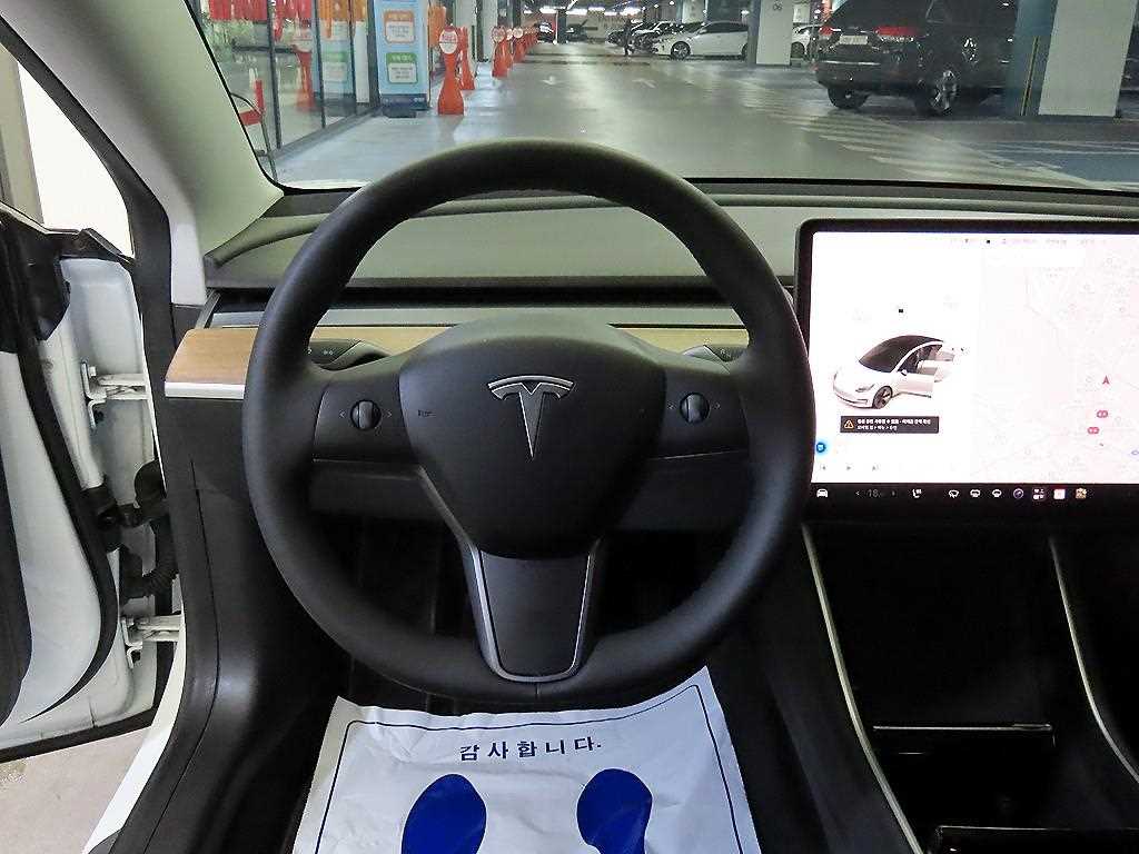 Tesla Model 3 — photo 08