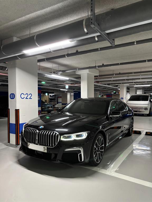 BMW 7-Series — photo 01