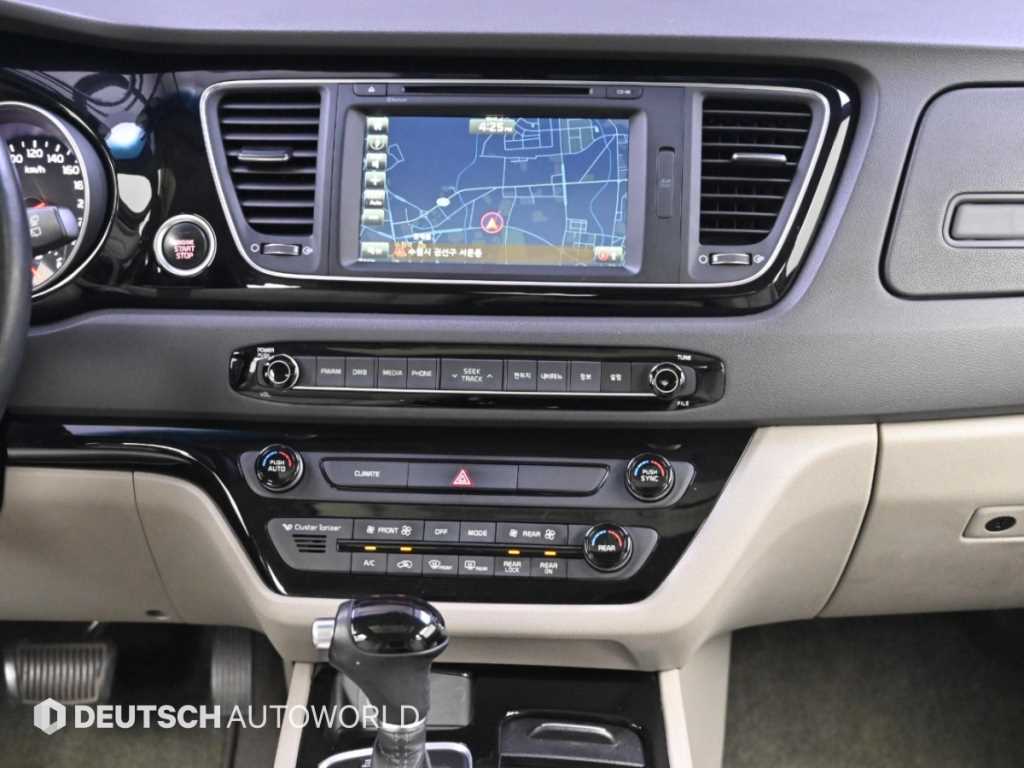 Kia Carnival — photo 14
