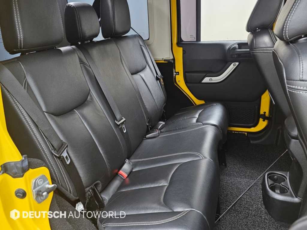 Jeep Wrangler — photo 12
