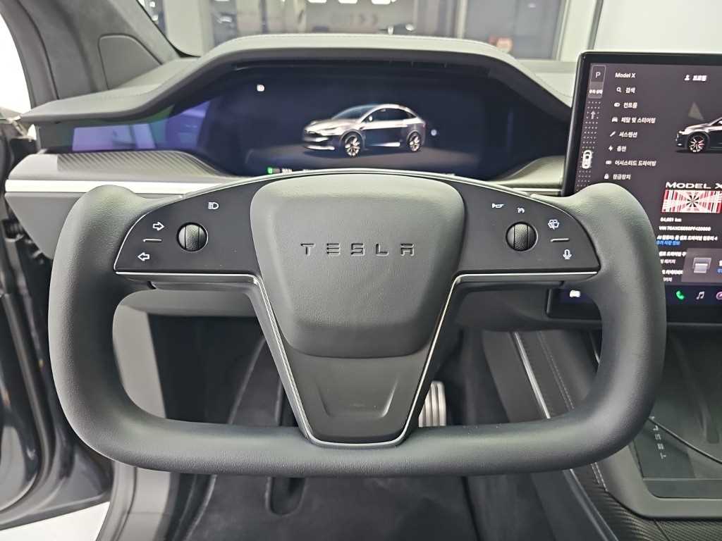 Tesla Model X — photo 09