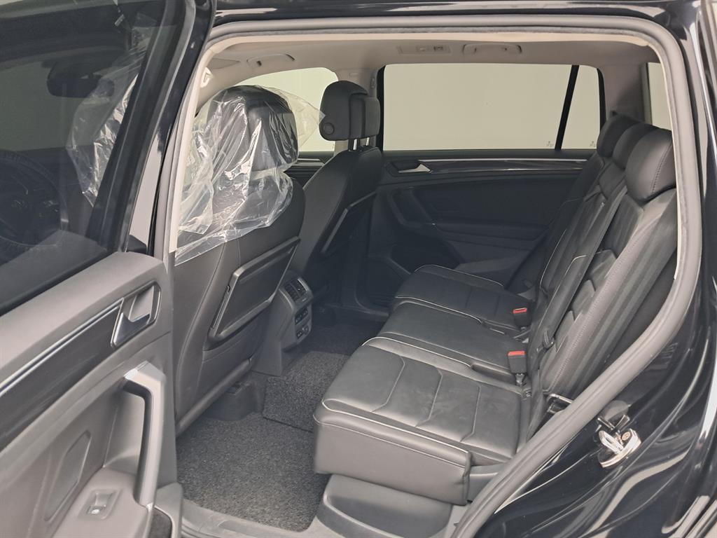 Volkswagen Tiguan — photo 12