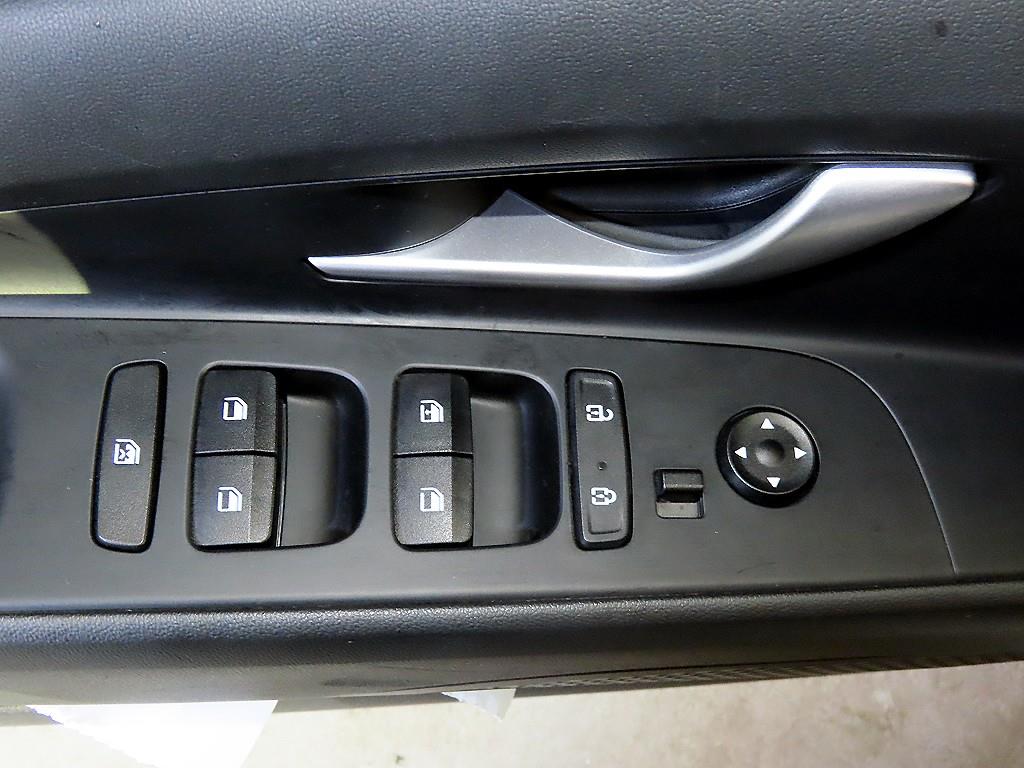 Hyundai Avante — photo 13