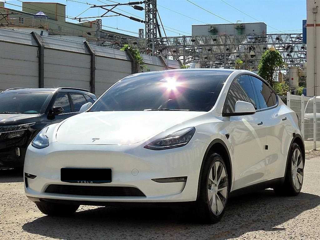 Tesla Model Y — photo 02