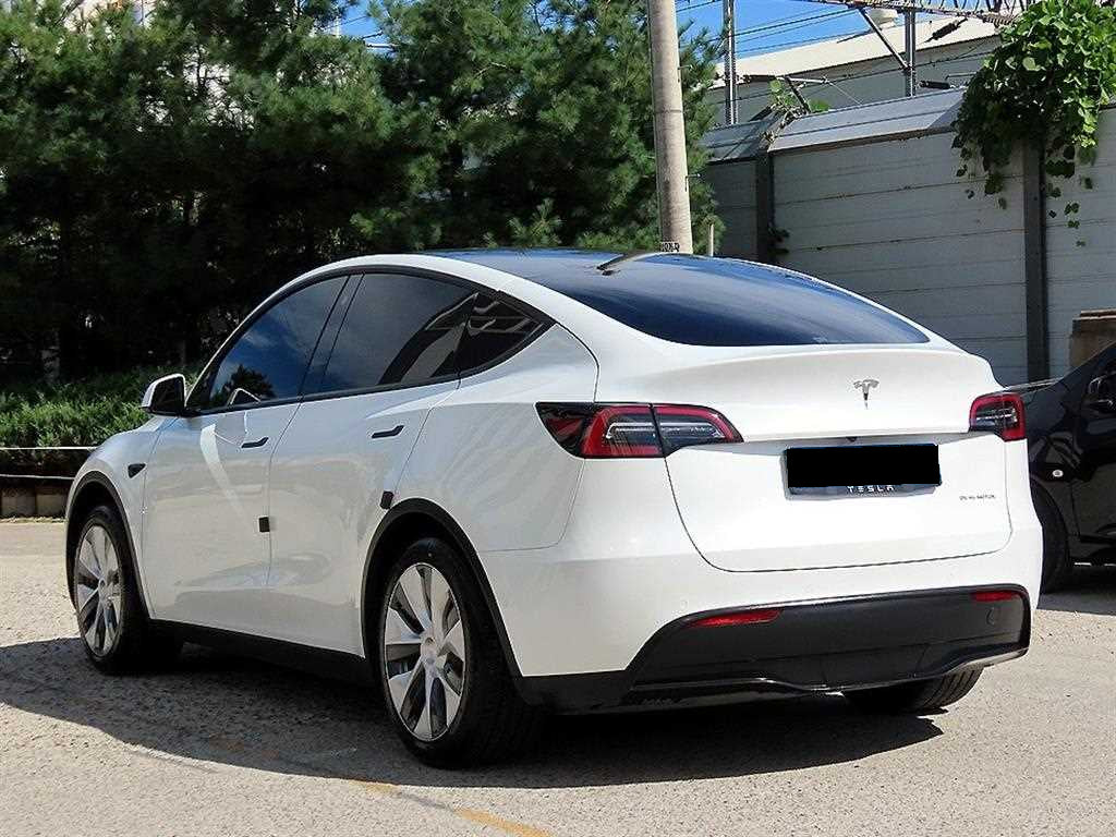 Tesla Model Y — photo 03