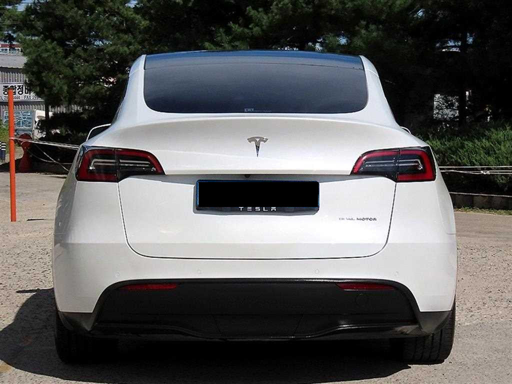 Tesla Model Y — photo 04