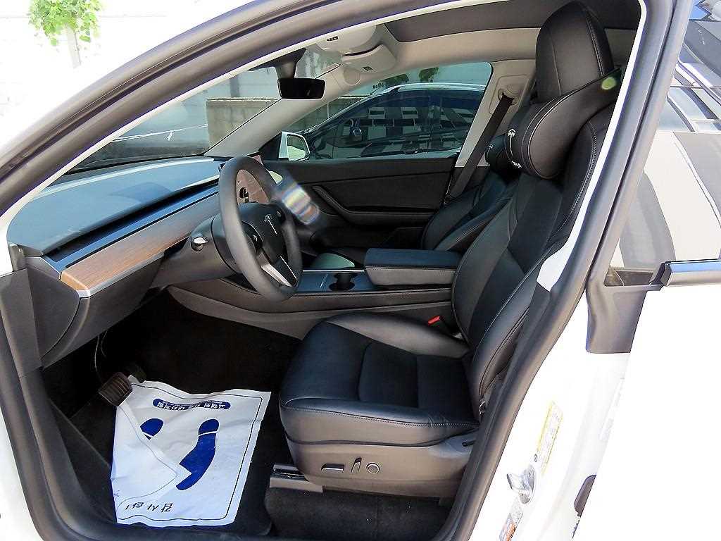 Tesla Model Y — photo 05