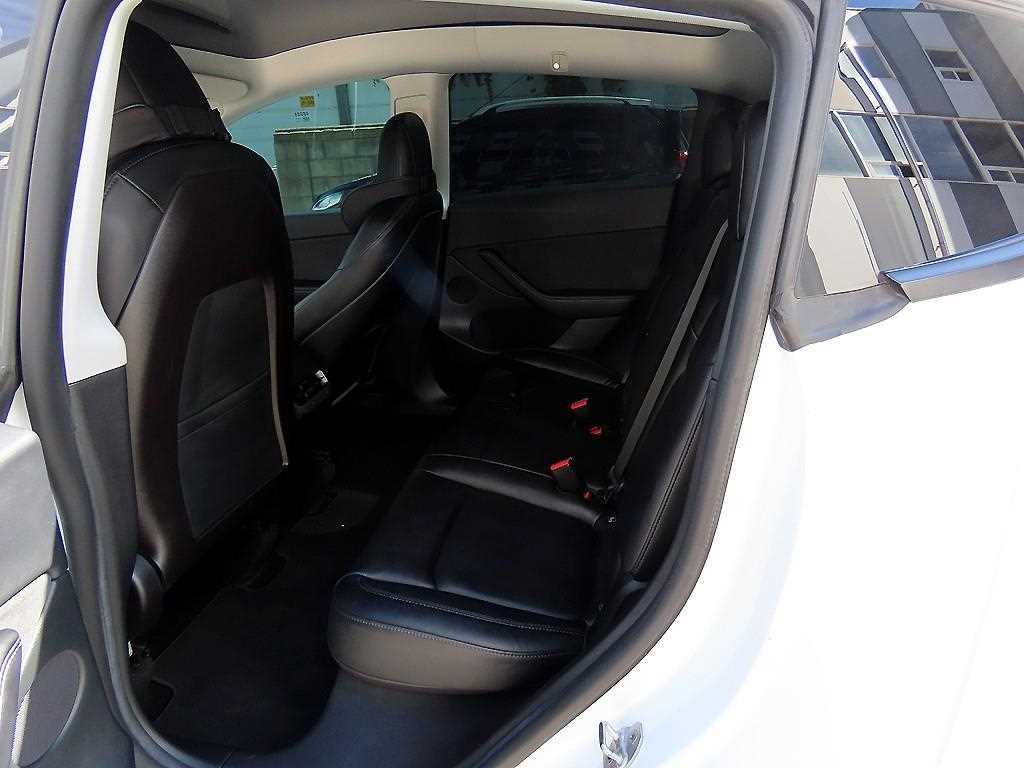 Tesla Model Y — photo 06