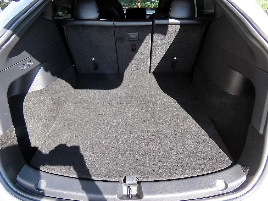 Tesla Model Y — photo 17