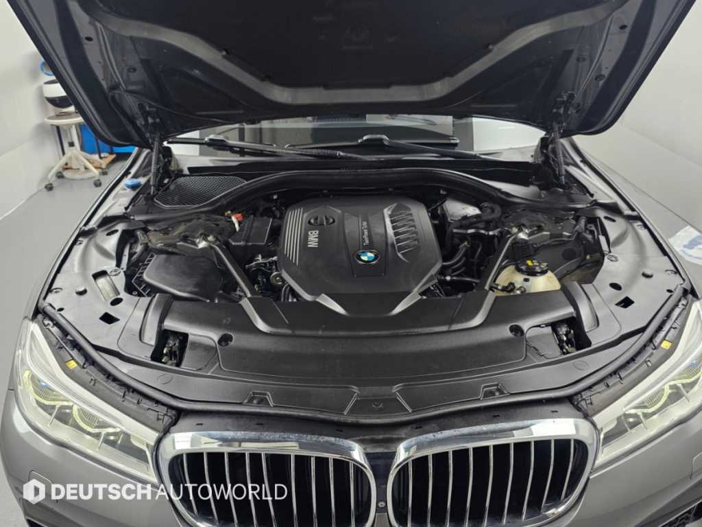 BMW 7-Series — photo 06