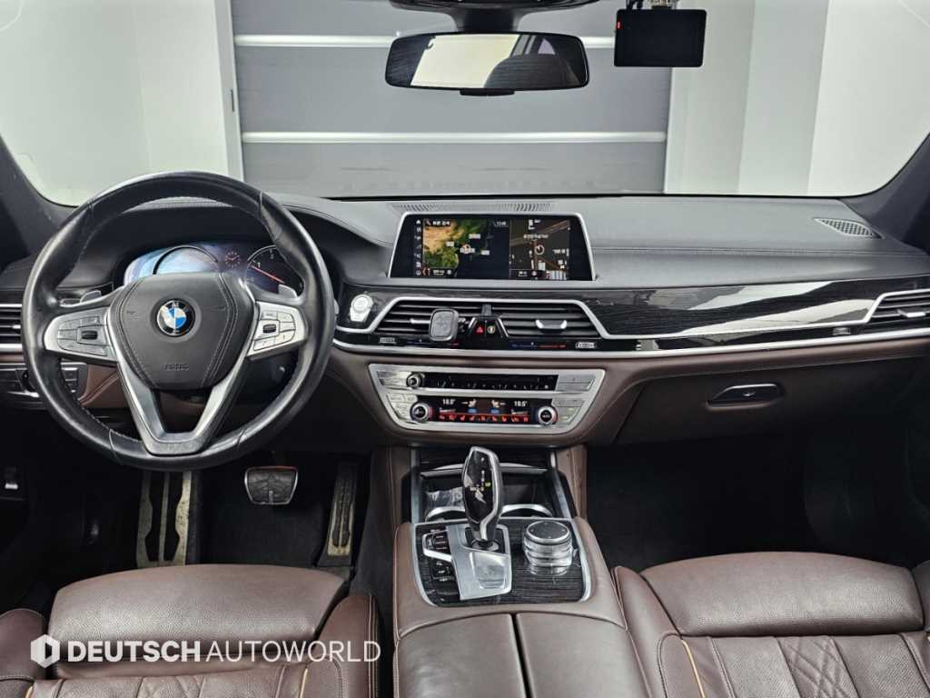 BMW 7-Series — photo 07