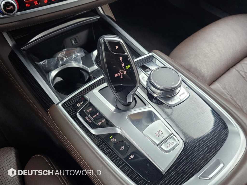 BMW 7-Series — photo 09