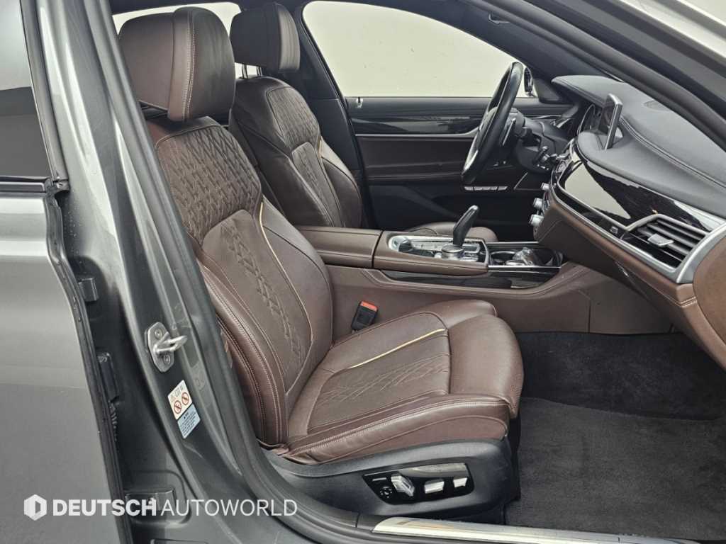 BMW 7-Series — photo 10