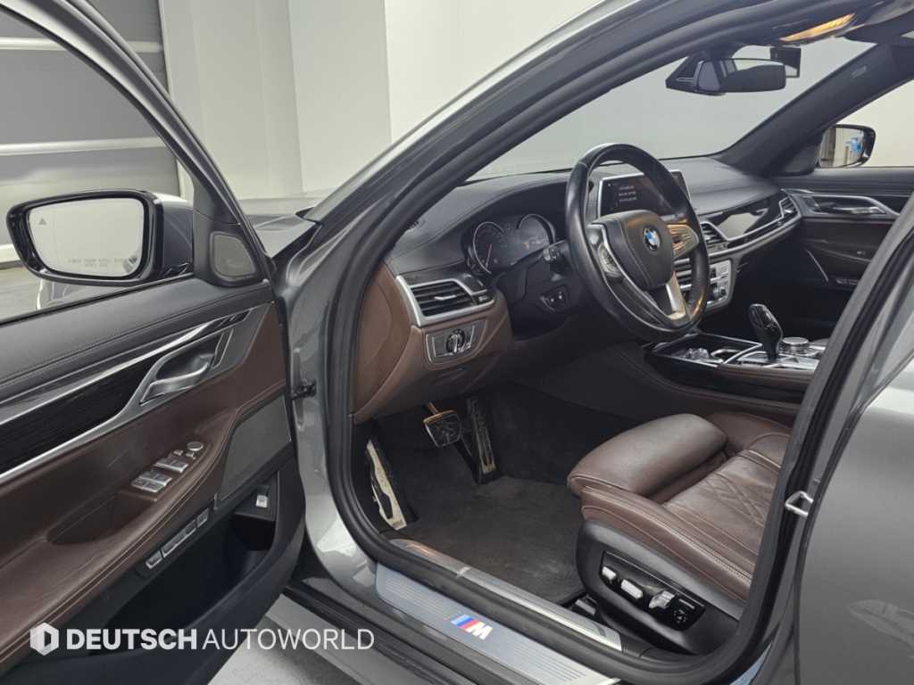 BMW 7-Series — photo 11
