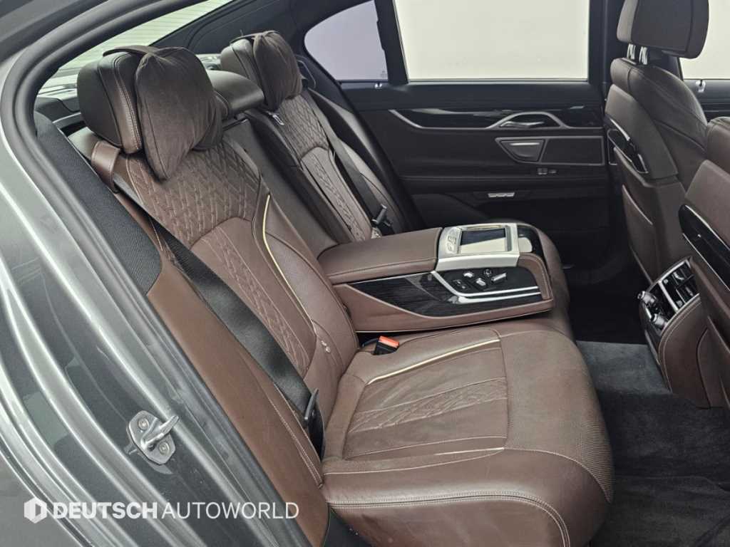 BMW 7-Series — photo 12