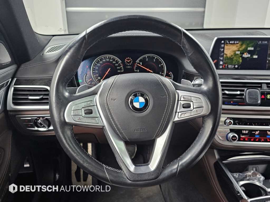 BMW 7-Series — photo 13