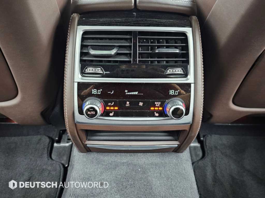 BMW 7-Series — photo 16
