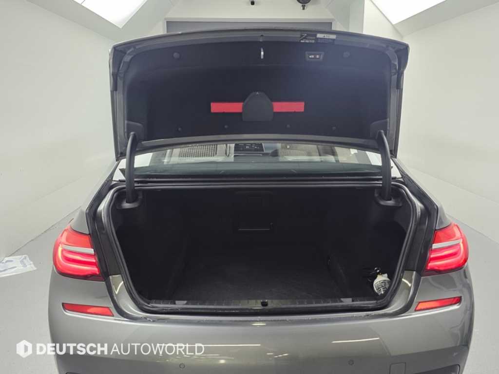 BMW 7-Series — photo 19