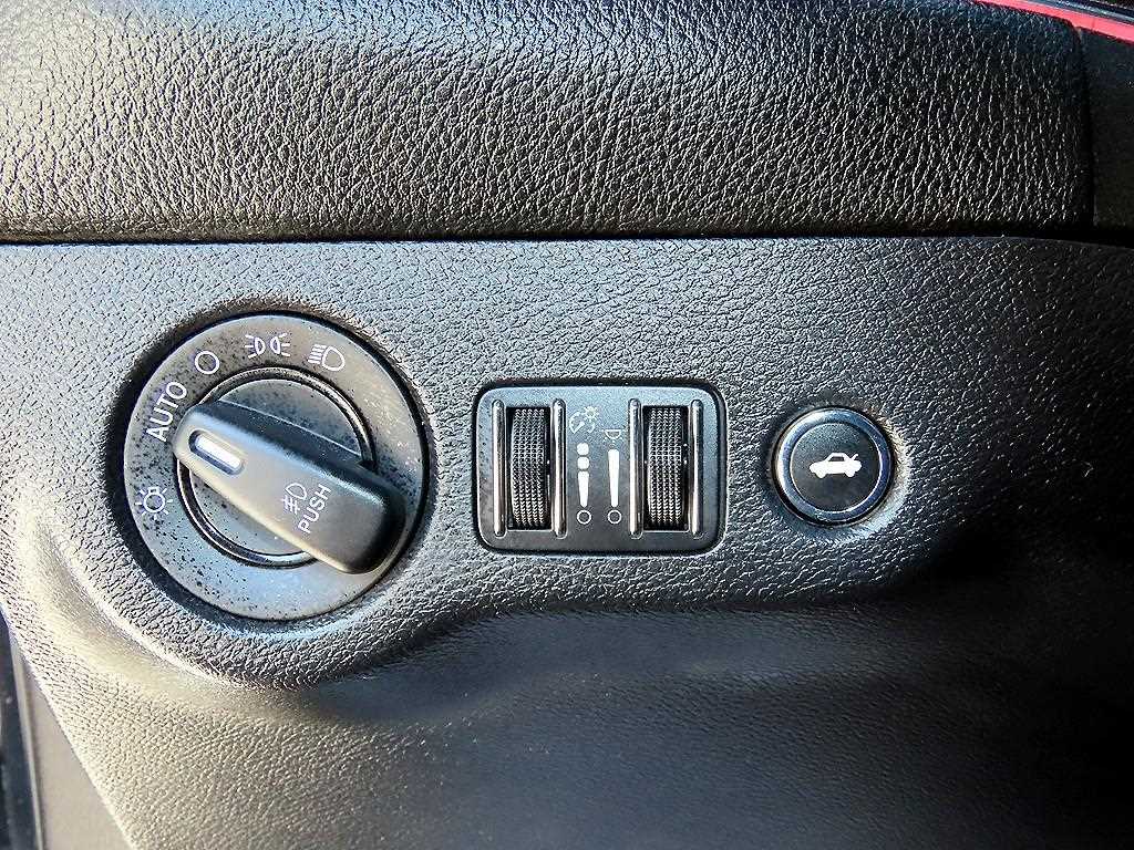 Dodge Challenger — photo 12