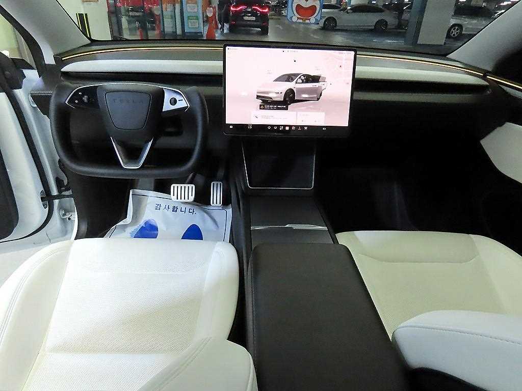 Tesla Model Y — photo 01